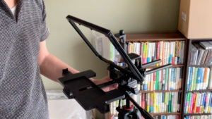 テレプロンプターを三脚にセット